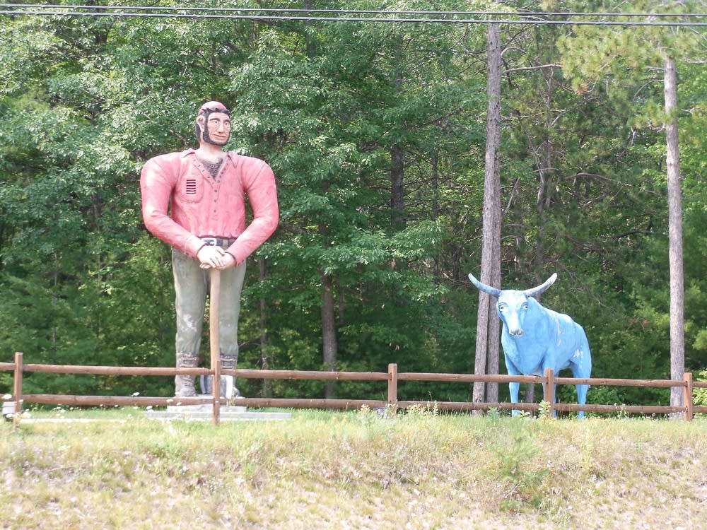 Paul Bunyan and Babe statues on U.S. Highway 23 in Ossineke, Michigan