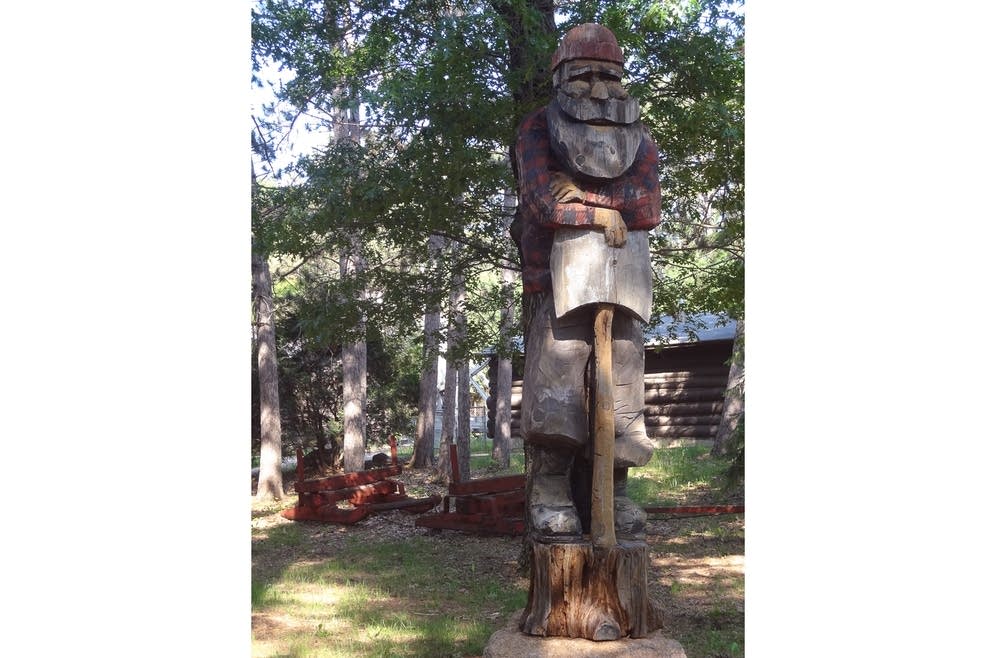 The Eau Claire museum also has a folk art Bunyan statue, carved by Bill Vienneaux of Washburn, Wis